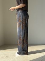 شلوار جین سرمه ای پترن گل قهوه ای کد۲۲۳۹۰۱۷ - Image 2